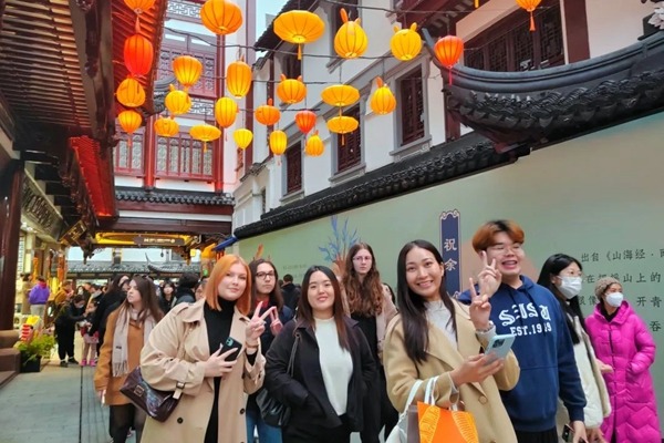 SISU holds 'A Day in Shanghai' for new intl students