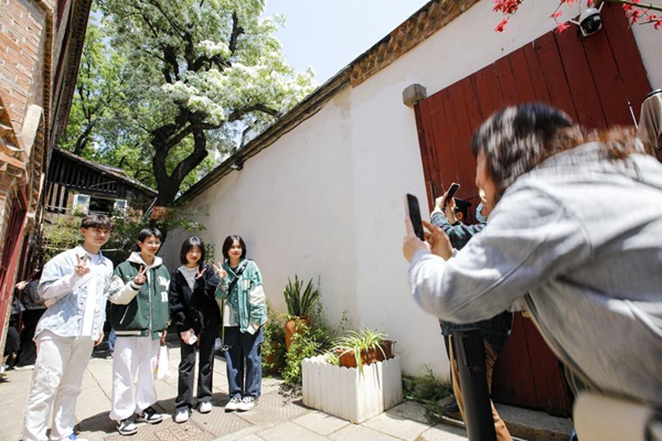 Tassel flowers decorate historic neighborhood in Fuzhou