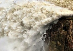 A splash of scenery at Liujiaxia Dam in Gansu