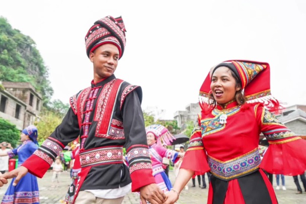 Foreign visitors explore Chinese culture in Laibin city of Guangxi