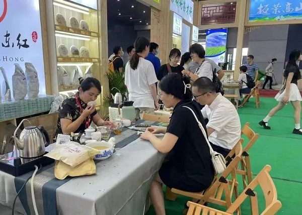 Visitors experience the tea making..jpg