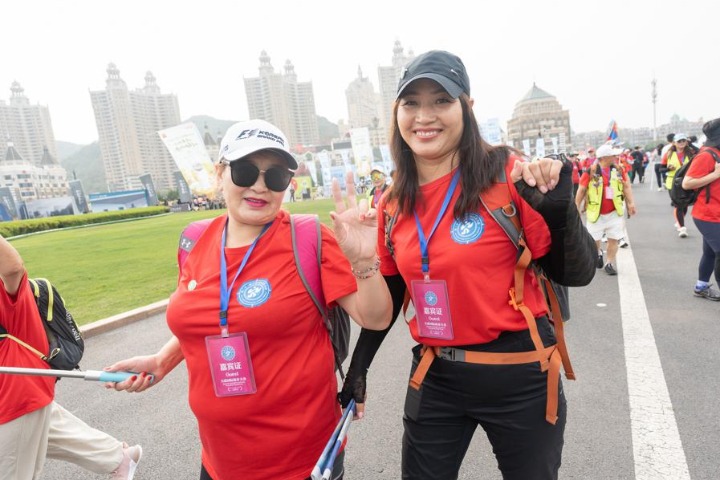 Thousands of walkers descend on Dalian