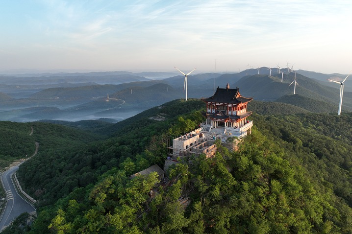 Mountain peaks paint a breathtaking picture after rainfall in Hubei