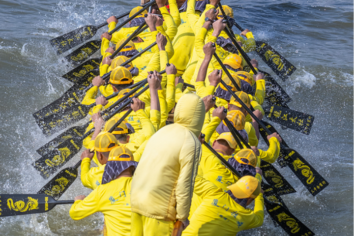 Fujian dragon boat race sets sail