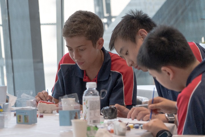 Chengdu Museum guides foreign students on cultural journey