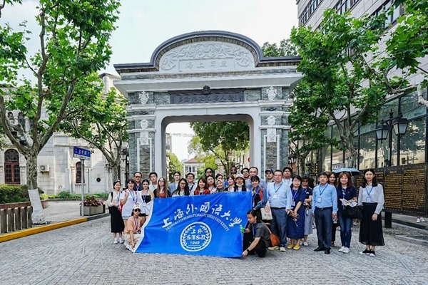 City walk shows foreign students cultural charm of Shanghai