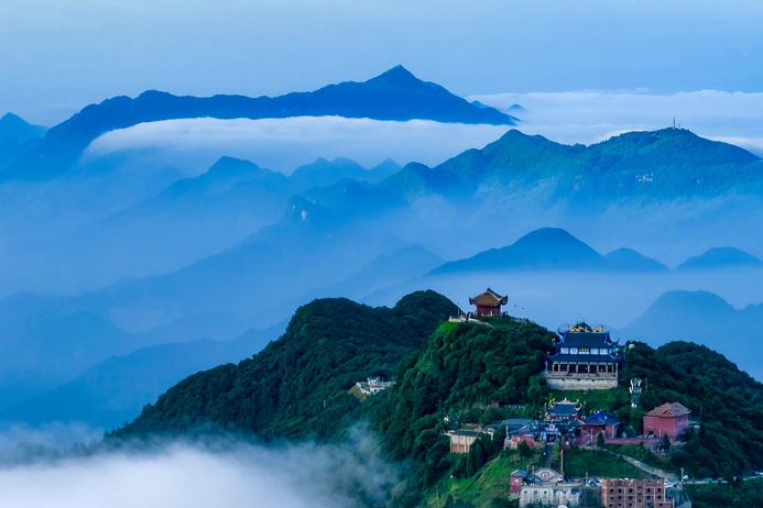 Huaying Mountain resembles an ink painting after rainfall