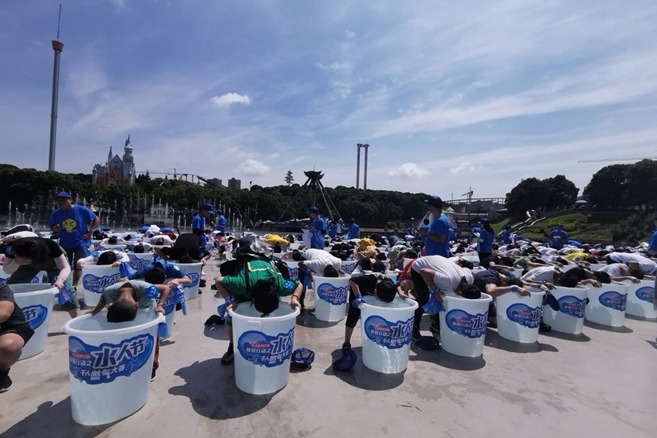 Thousands compete in breath holding contest in Changsha