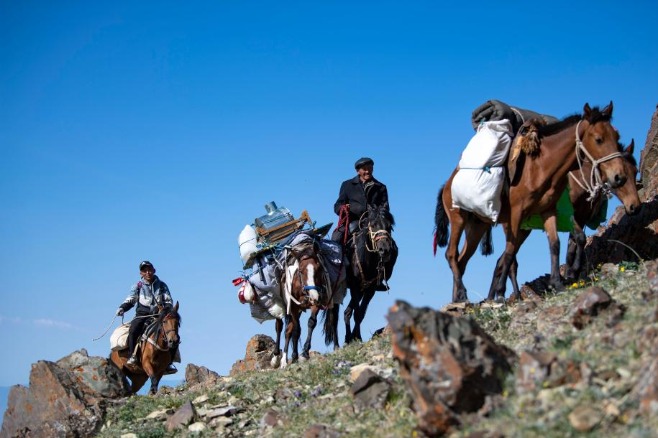 Nomadic family embrace better life in China's Xinjiang