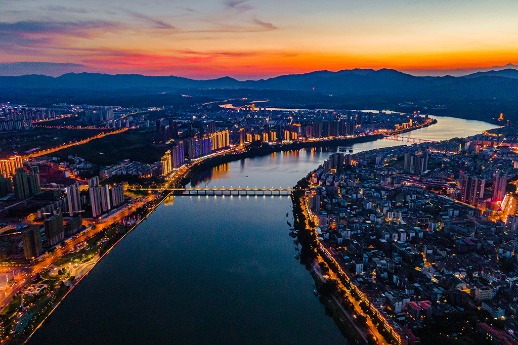 Breathtaking scene along the banks of the Gongjiang River in Jiangxi