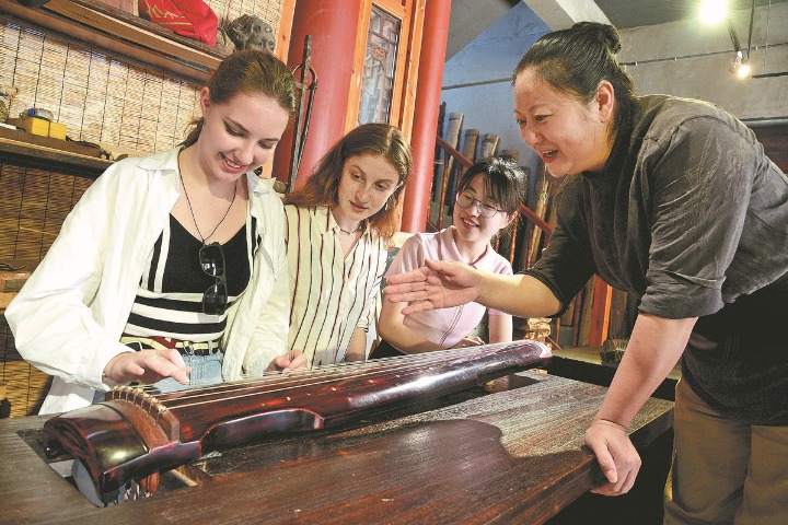 Chinese culture provides extra attraction for foreign students