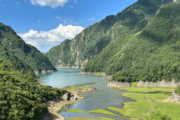 Expats visit Gansu’s Yehai Lake