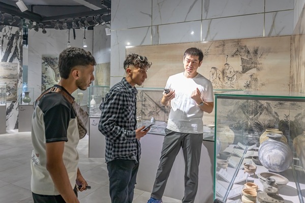 Moroccan students learn about Chinese ceramics in Wenhui museum