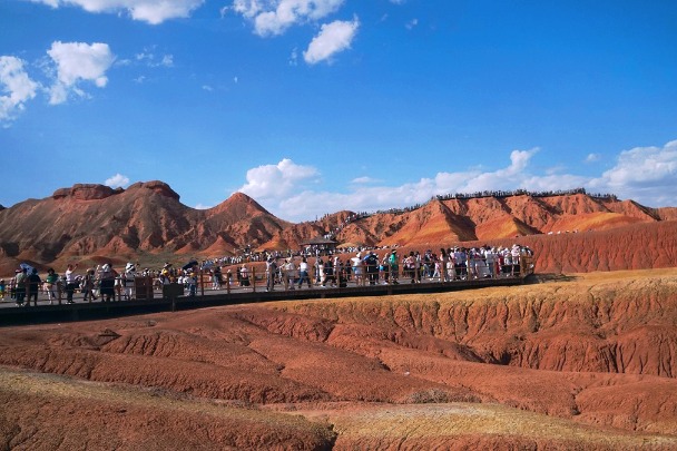 Gansu's Danxia landform sees record-breaking surge in tourists