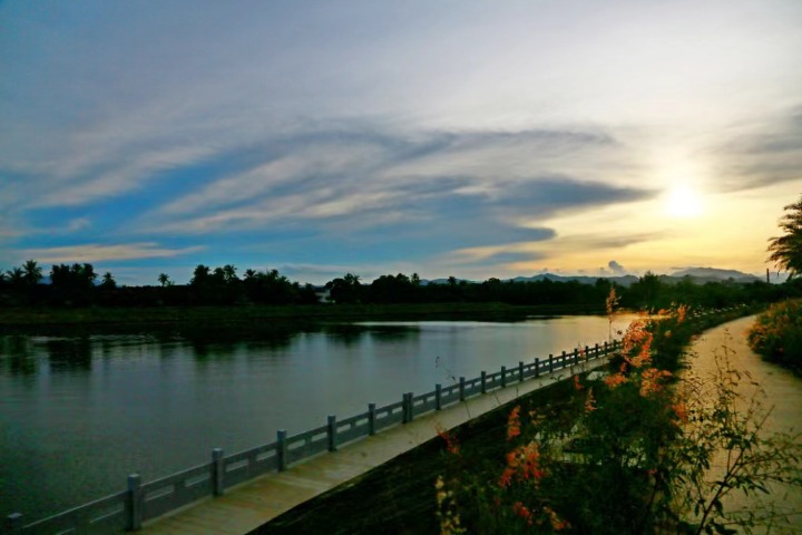 Capturing the mesmerizing summer sunset at Haitang Bay