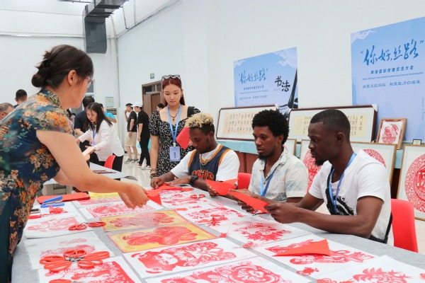 From Zhejiang to Xinjiang, international students visit Karamay