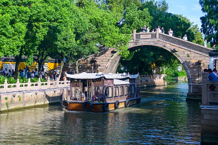 Fengqiao scenic area attracts  tourists in summer