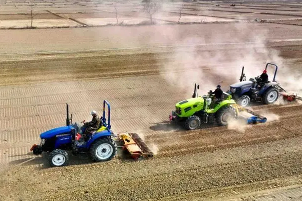 Spring plowing goes forward in Zhangye