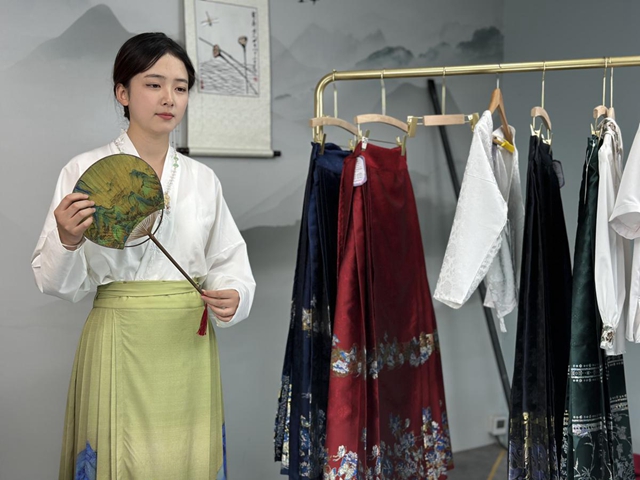 Hanfu sales gaining popularity via livestreaming