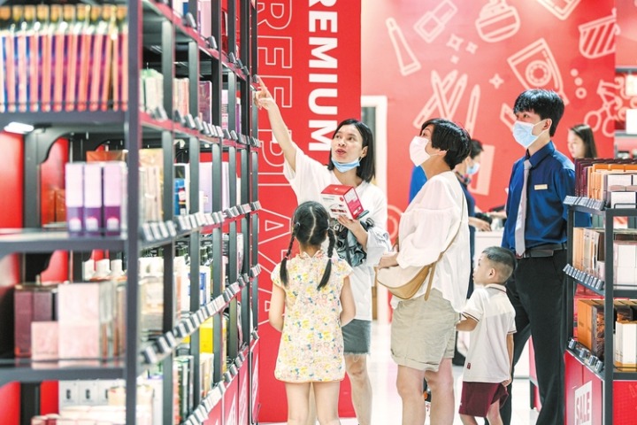 Duty-free shopping boom in Hainan during summer vacation