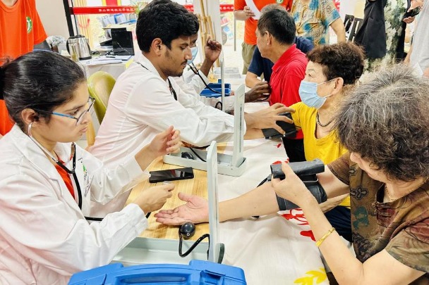 International students provide free medical services at Zhenjiang community