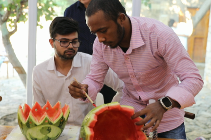 Foreigners experience river lamp making in Tai'an