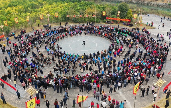 2月21日，广西河池市东兰县巴畴乡巴英蚂拐节民俗活动吸引数万名游客。.jpg