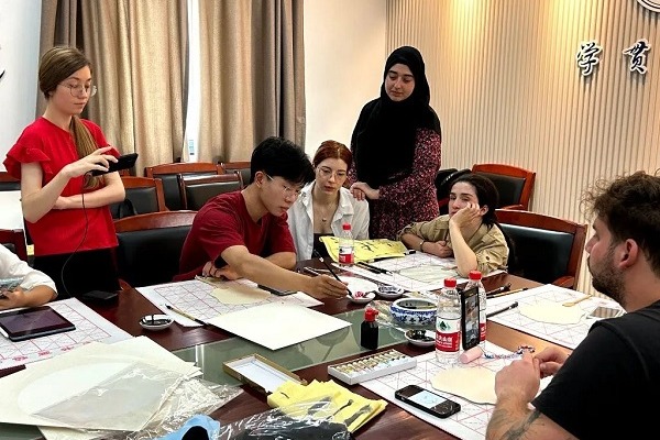 Turkish students enjoy cultural exploration in Hangzhou