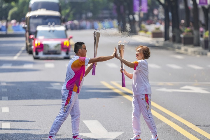 Nearly 100m torchbearers carry online flame to Hangzhou Asian Games