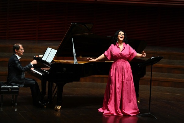 Renowned soprano greets audience in Shenzhen