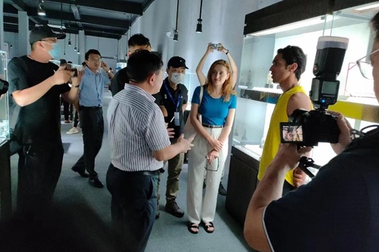 Intl students explore Zibo's 'chicken fat' yellow glazing techniques