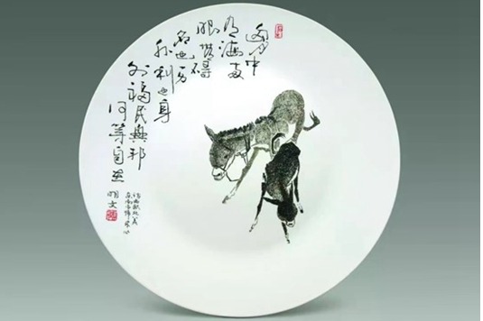 Porcelain carving prospers in Zibo city