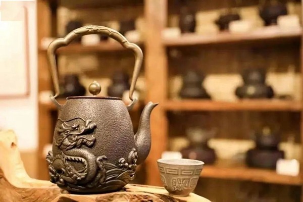 Ingenious Zibo craftsman casts wonderful iron teapots