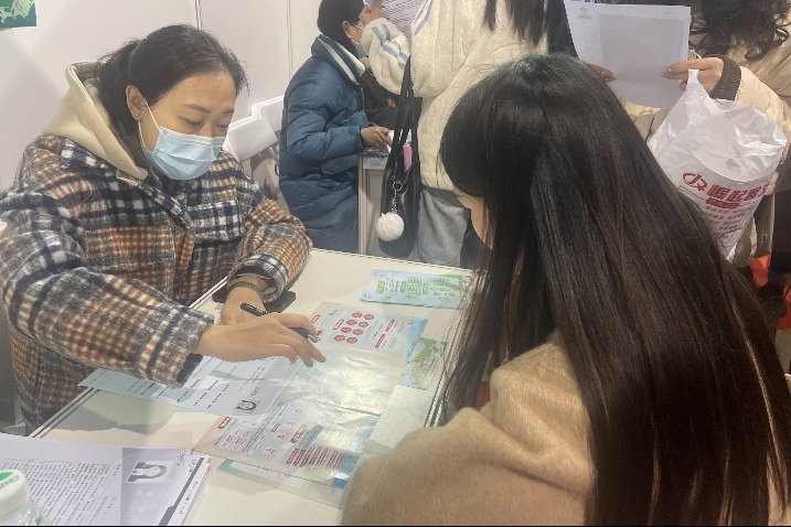 Shanghai job fair draws crowds