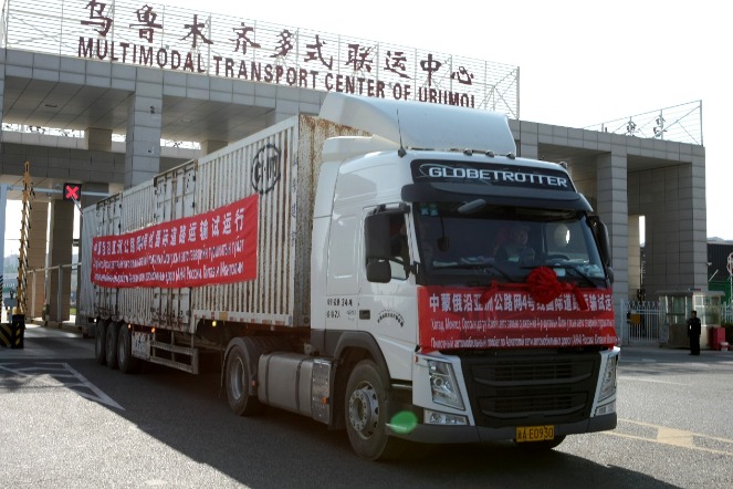 Trucks depart Xinjiang for Russia on trial of new highway