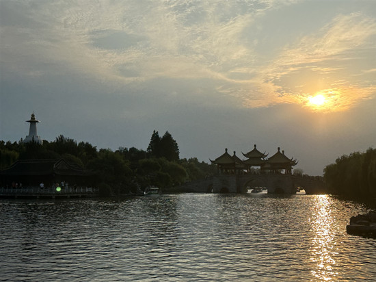 In pics: Slender West Lake lures visitors during holiday