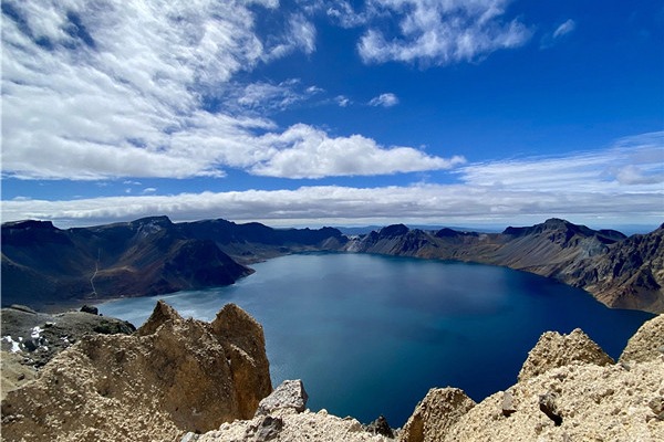 Autumn tourism flourishes at Changbai Mountain in Jilin