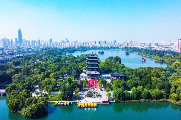 Daming Lake reflects the clear, blue sky