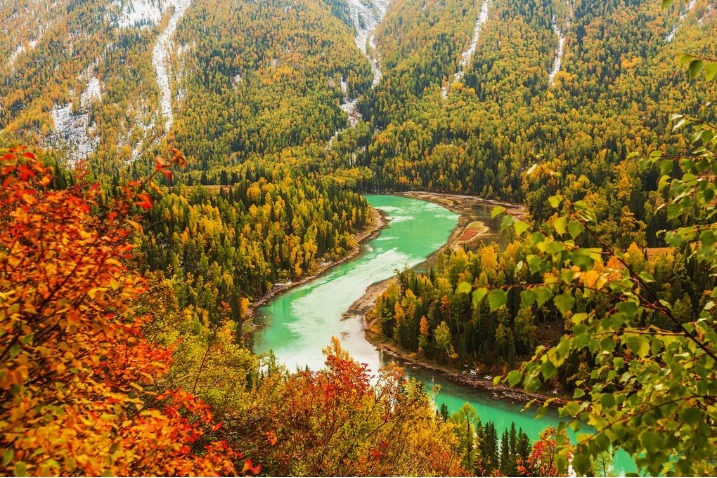 Explore the Moon Bay in Xinjiang’s Kanas scenic area