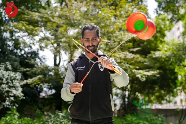 Intl students experience Shanghai's traditional folk games