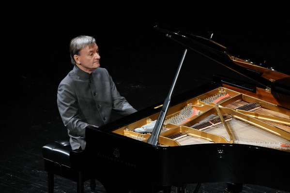 British pianist tours China