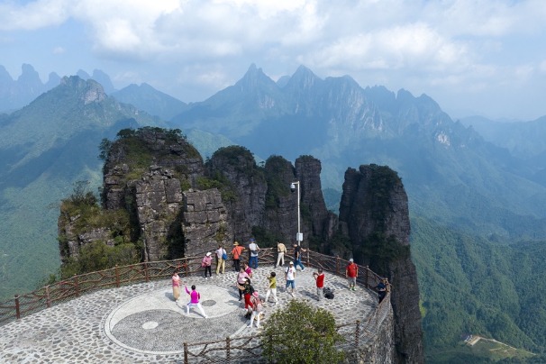 Beidi Mountains draw many tourists in autumn