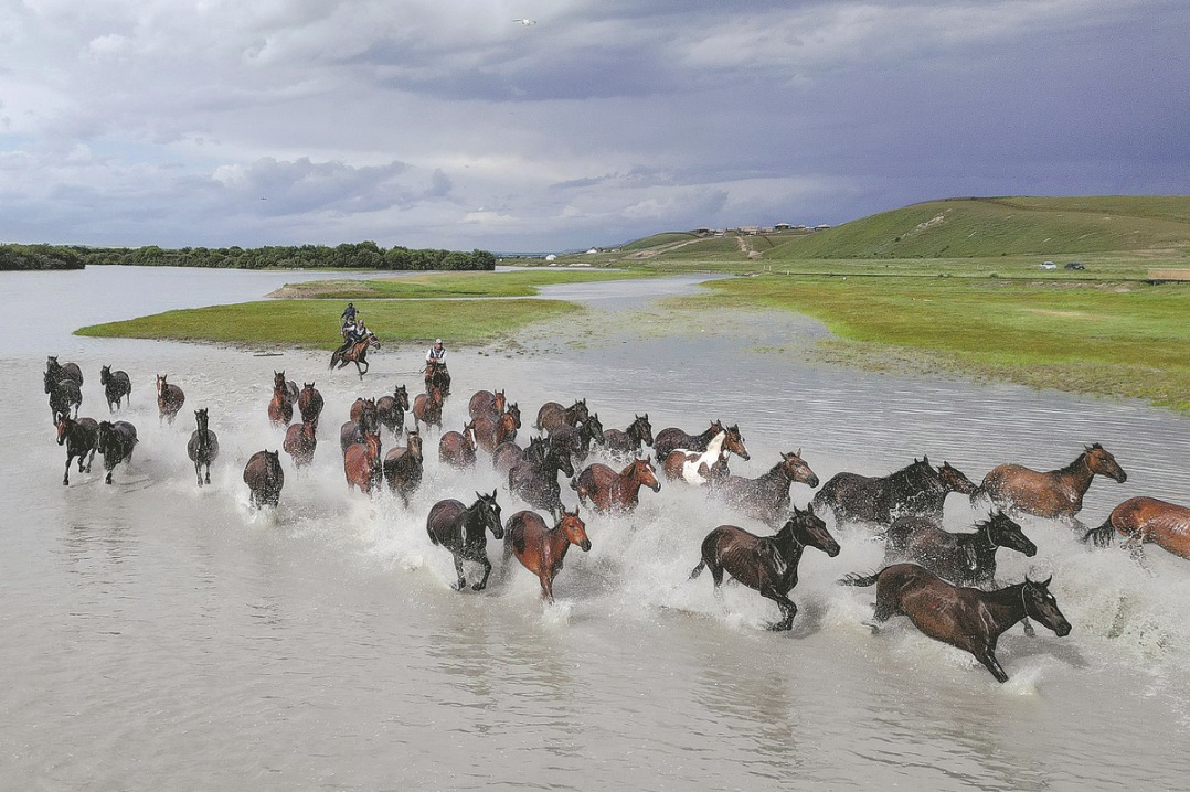 Life looks up for villagers in Xinjiang