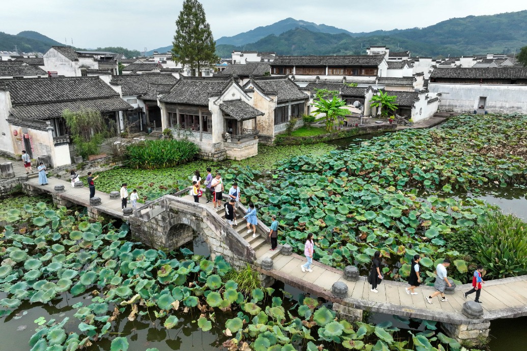 French traveler pursues idyllic life in China's Huangshan