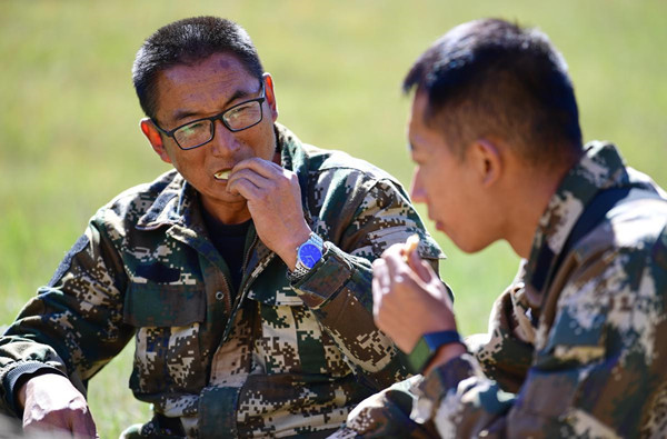 Father and son protect the Helan Mountains