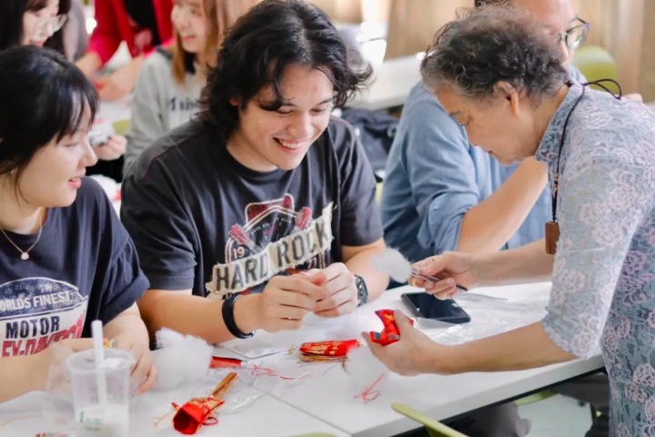 Intl students embrace Chinese cultural heritage through sachet making