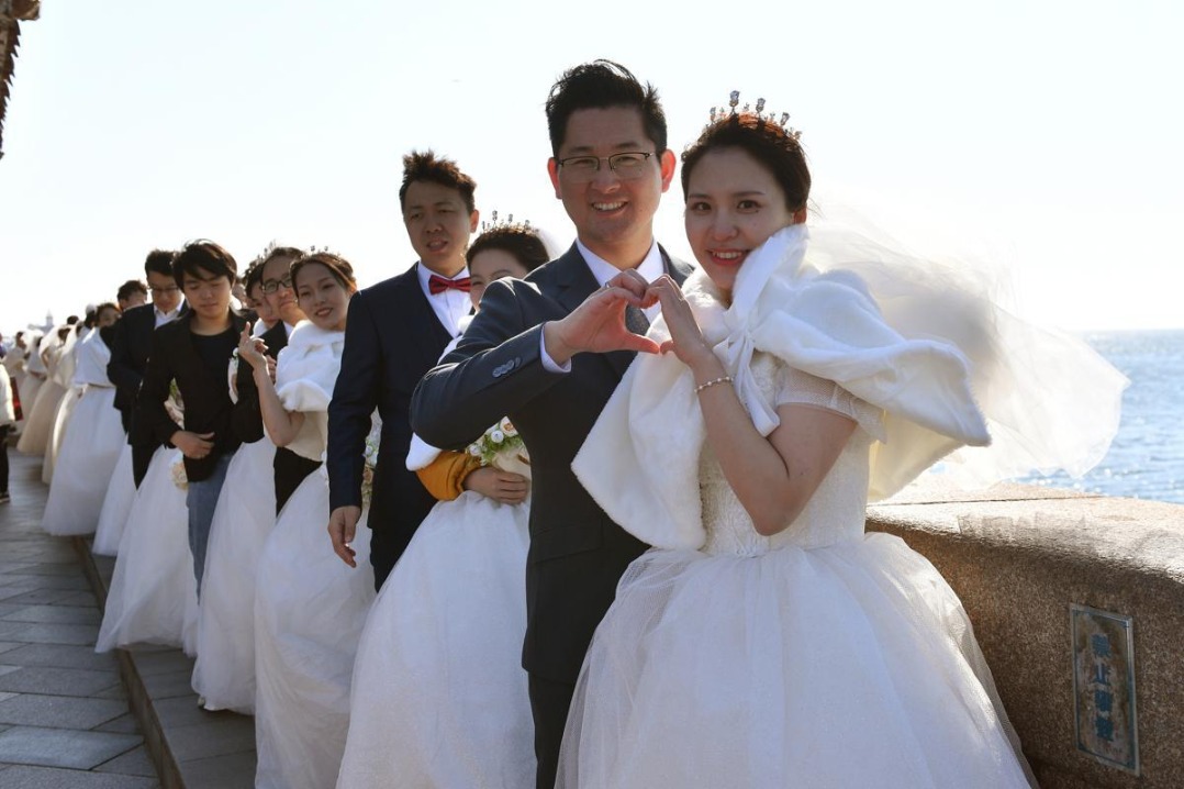 100 couples wed in massive ceremony in Qingdao