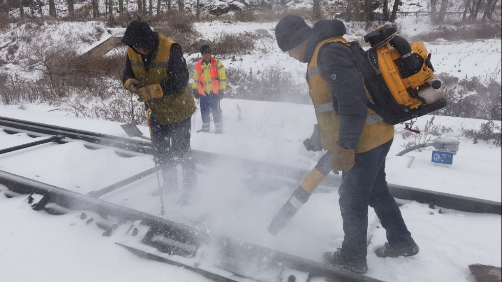 Snow interrupts schools, transport in Heilongjiang