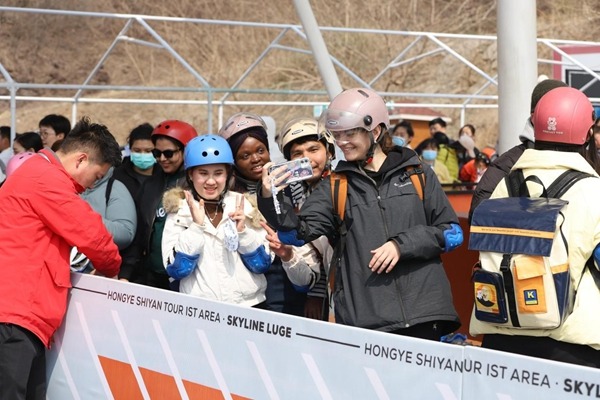 Intl students explore Hongye Shiyan maple scenic spot in Boshan