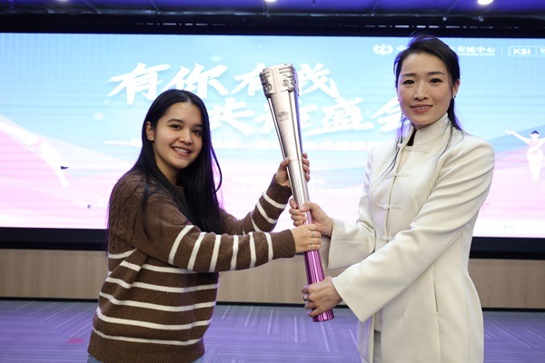 Olympic champion, overseas students build cultural bridges